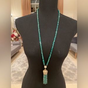Green long Neckless with gold.